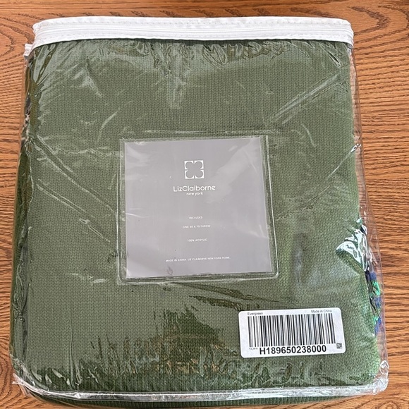 Liz Claiborne Throw - Picture 3 of 5